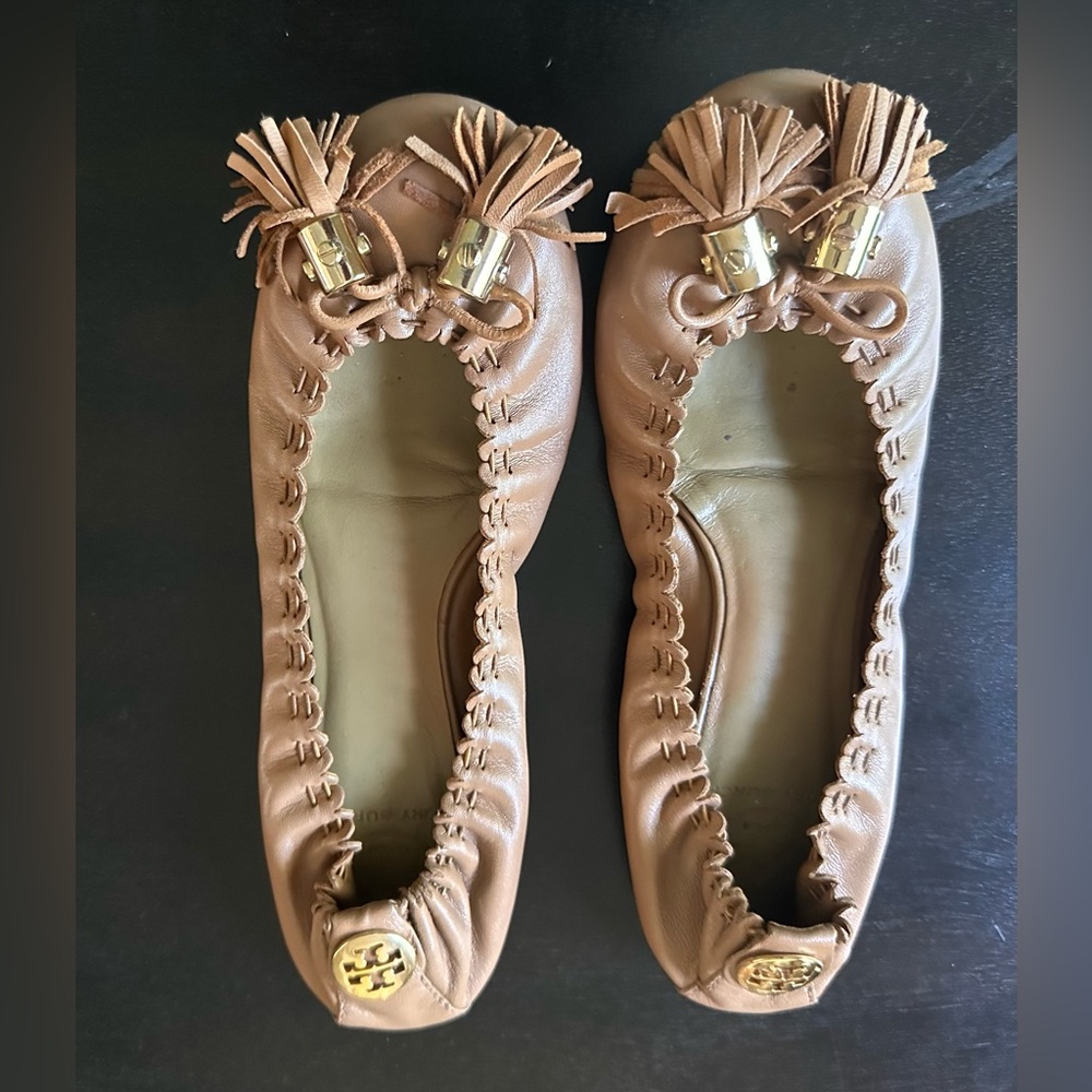 TORY BURCH REESE Slip On Tassel Logo Ballet Flats Tan Size 8 Round Toes